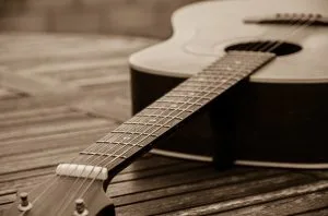 En akustisk gitarr