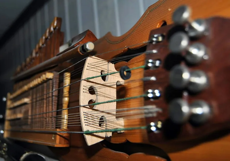 En nyckelharpa i närbild